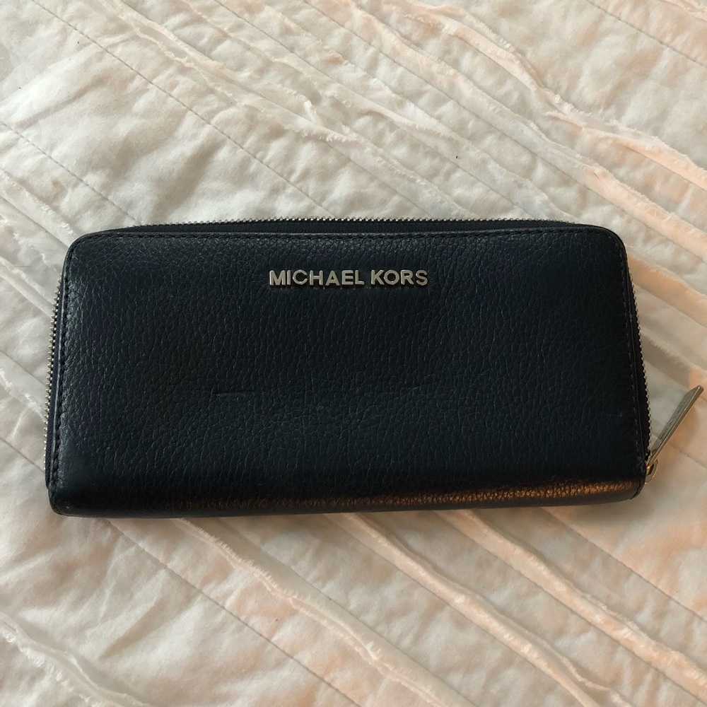 Michale Kors zip around wallet